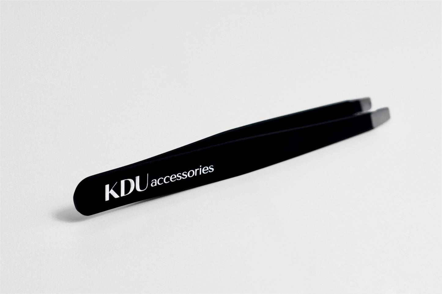 Pince à épiler KDU noire (oblique)