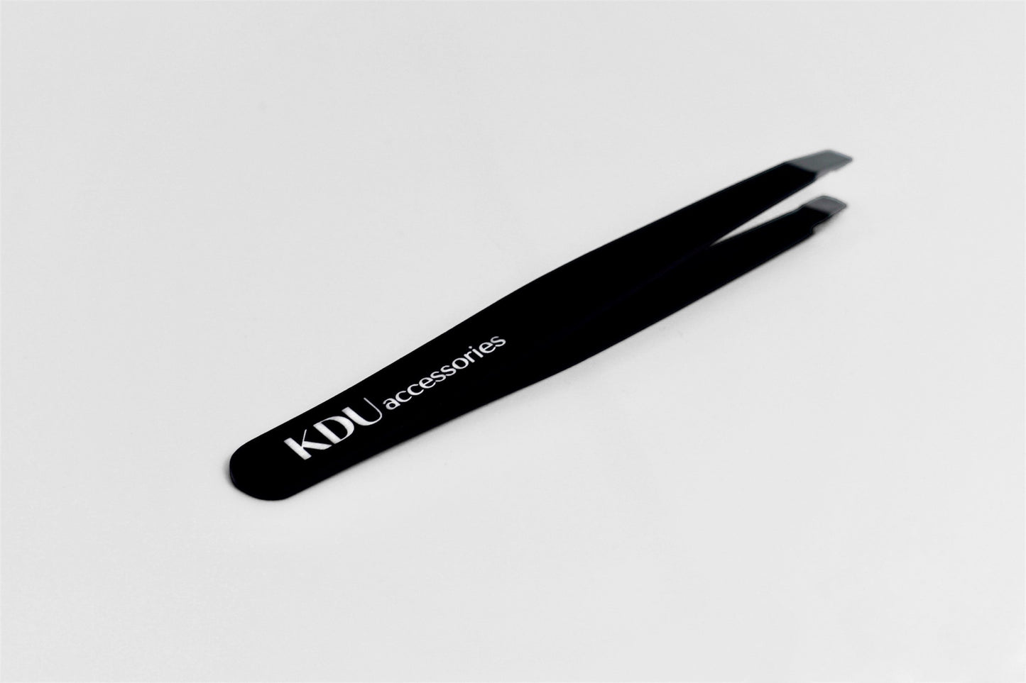 Pince à épiler KDU noire (oblique)