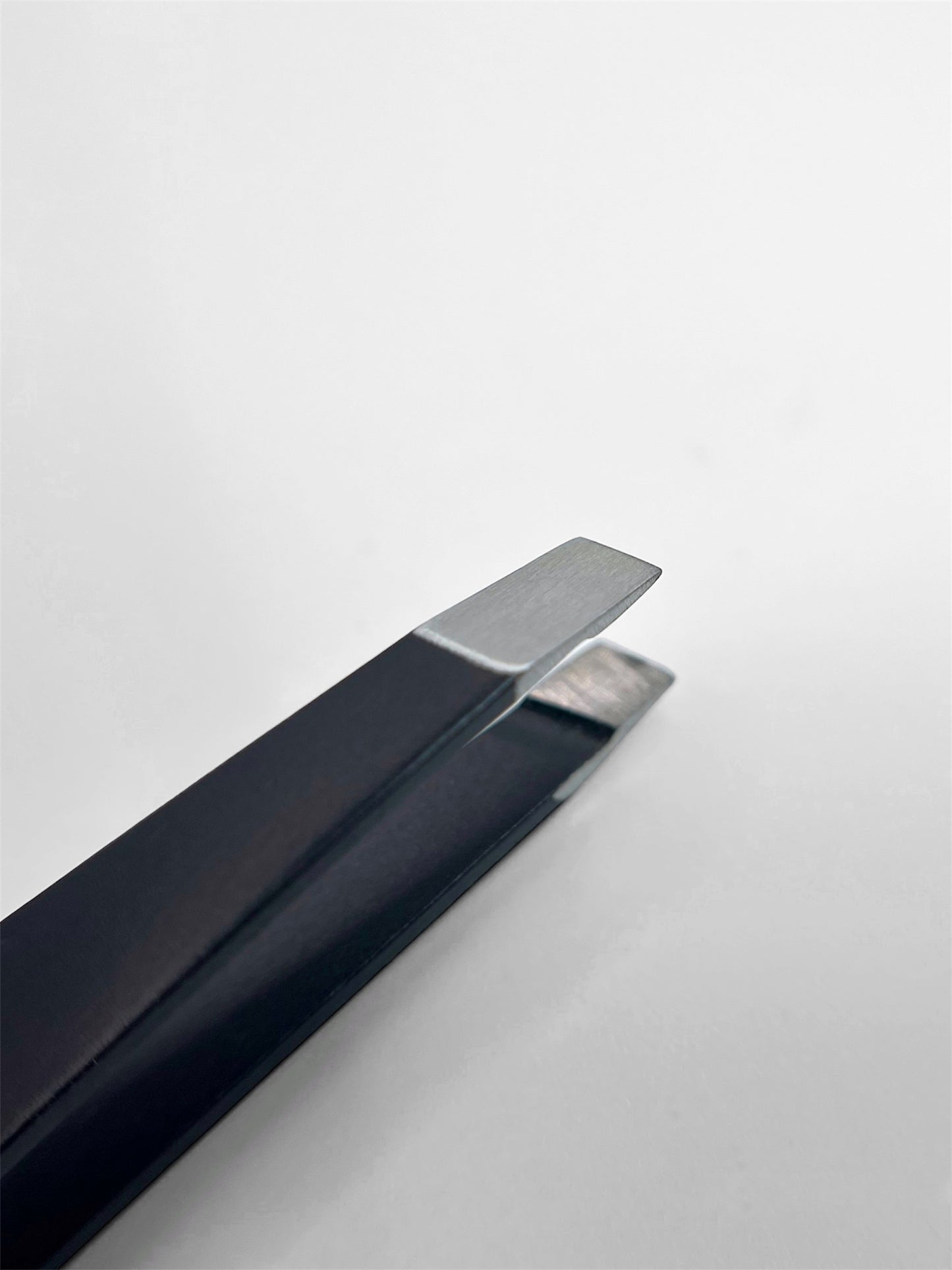 Pince à épiler KDU noire (oblique)