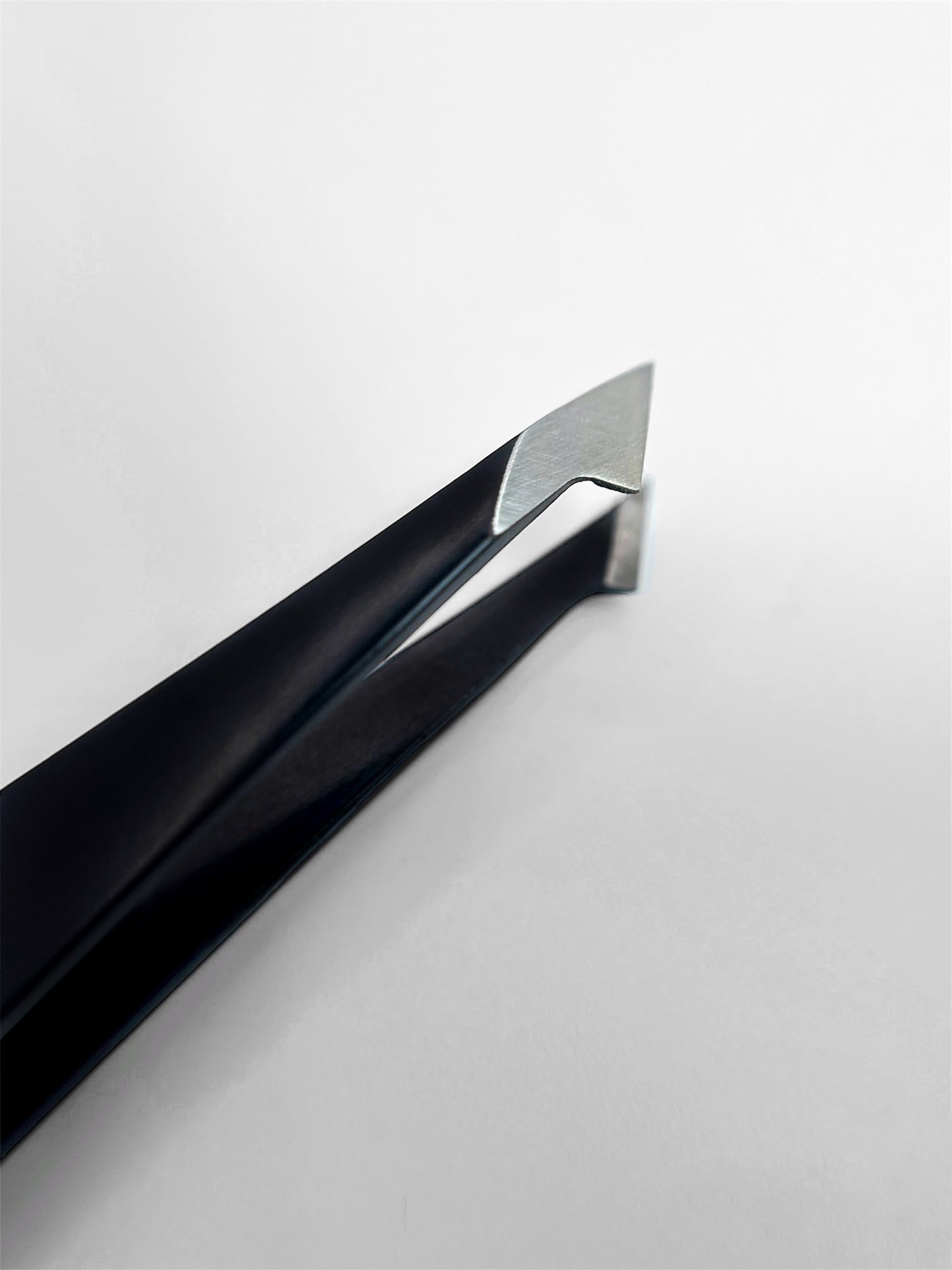 KDU Pinzette black (slanted point)